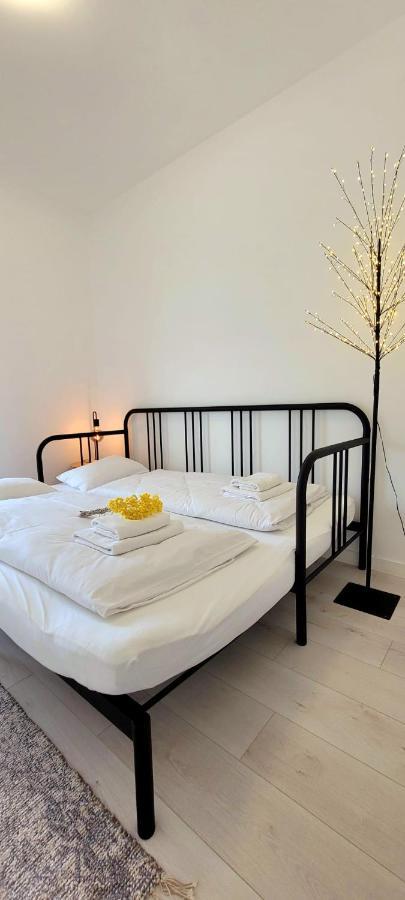 Bast 17 Dom Duzy Parking , Mandoria , Ptak , 2 Sypialnie Lub 1 Sypialnia, Taras , Autostrada A1, Kalinowskiego 17E Wifi Łódź Dış mekan fotoğraf